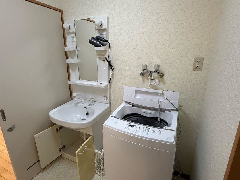 洗面台と洗濯機を備えています。洗面用品や洗濯洗剤は持参してください。